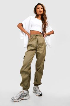 Womens High Waisted Cargo Pocket Joggers - green - 4 - Take military-inspired styling to the next level with these cute cargo pants. Typically cuffed at the ankle, these loosely cut cargo pants for women might be a new addition to our everyday closet, but they're one we will be keeping around. Featuring heavy pocket detailing ideal for carrying your things, these cargo pants' casual styling and comfortable fit give us inner-city streetwear vibes, and we can't get enough.Style: Cargo PantsDesign: Green Cargo Joggers Outfit, Cargo Joggers Outfits, Women Cargo Pants, Joggers Outfit, Cargo Joggers, Cargo Pants Women, Casual Trousers, Military Inspired, Denim Outfit