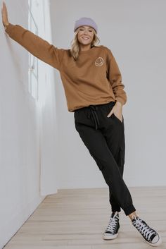 comfy outfit-going out joggers-winter joggers Trendy Jogger Outfits, Joggers And Crewneck Outfit, Woven Joggers Outfit, Women Joggers Outfit Winter, Maroon Joggers Outfit Women, Podcast Outfit Women, Womens Joggers Outfit Casual, Joggers And Converse, Professional Athleisure Outfits