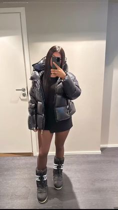 Outfit With Black Boots, Model Off Duty Style, Uni Fits, Downtown Girl Aesthetic, Models Off Duty Style, Model Off Duty, Puffer Jacket Women, Fits Inspo