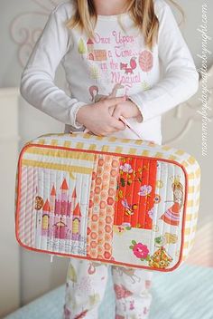 Quilt As You Go Suitcase (via Bloglovin.com ) Quilt As You Go, Sewing Studio, Fabric Bags, Quilted Bag, Sewing For Kids, Sewing Bag, Diy Bag, Quilt Sewing