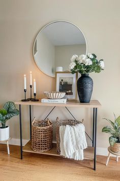 Aesthetic Hallway Ideas, Foyer Apartment, Small Entry Table Decor, How To Decorate Entryway Table, Entry Apartment, Entryway Wall Decor Ideas, Interior Design Entryway, Apartment Entryway Ideas, Entry Hall Furniture