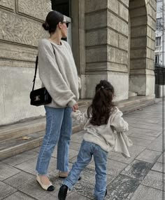 Toddler Mom Aesthetic, Mom And Daughter Style, Mom And Baby Matching Outfits, Mummy And Me Outfits, Aesthetic On A Budget, Matching Baby Outfits, Chic Mom Style, Rich Mom Aesthetic, Mommy And Me Matching Outfits