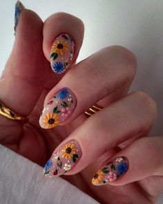 Garden Themed Nails, Gen Z Nails, Dolly Nails, Holly Dolly, Nagellack Trends, Sunflower Nails, Floral Nail Designs, Cute Spring Nails, Easy Nails