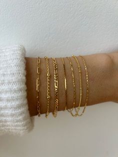 Gold Bracelets Stacked, Stacking Bracelets, Wrist Jewelry, Gold Armband, Bracelet Dainty, Jewelry Accessories Ideas, Dainty Chain, Classy Jewelry, Jewelry Essentials