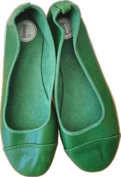 Green Comfortable Flats With Round Toe, Green Flats With Rubber Sole And Round Toe, Casual Green Flats With Flat Heel, Casual Green Flats With Rubber Sole, Casual Green Slip-on Flats, Green Slip-on Casual Flats, Green Leather Sole Flats For Summer, Green Summer Flats With Rubber Sole, Summer Green Flats With Rubber Sole