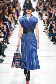 Christian Dior Fall 2019 Ready-to-Wear Fashion Show Collection: See the complete Christian Dior Fall 2019 Ready-to-Wear collection. Look 42 Dior Ready To Wear, Teddy Boys, Moda Paris, Women Fashion Edgy, Vogue Russia, Zac Posen, Vestido Casual, 가을 패션, Fashion Mode