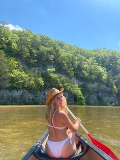 Canoe Trip Outfit, Canoe Photoshoot Ideas, Kayak Photo Ideas