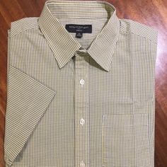 Banana Republic Short Sleeve Button Up Size : Medium Brand New Condition! Offers Are Accepted And Appreciated. Thank You For Looking! Green Short Sleeve Tops For Business Casual, Yellow Collared Short Sleeve Shirt For Spring, Casual Yellow Buttoned Shirt, Casual Yellow Shirt With Buttons, Fitted Yellow Shirt With Buttons, Classic Yellow Button-up Tops, Fitted Yellow Shirt With Button Closure, Classic Yellow Top With Button Closure, Classic Yellow Tops With Button Closure