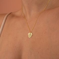 Stylish and comfortable 14K gold monstera leaf necklace for everyday wear. Great for stacking with other pendants to express yourself better.  A unique gift idea to show love to the important people in your life with a cute, dainty, and creative gift. ♥ All our jewelry is custom made with Love and Care.  ✿Unless "Solid Gold" option is specifically chosen from the "Finish" dropdown menu, your jewelry will be 14k gold plated over 925 sterling silver. ✿ MATERIALS * Material: High Quality 925 Sterli Minimalist Yellow Gold Flower Pendant Charm Necklace, Nature-inspired Gold Flower Pendant Necklace, Nature-inspired Gold Leaf Necklace, Monstera Necklace, Gold Leaf Pendant, Palm Tree Pendant, Tree Pendant, Creating Jewelry, Monstera Leaf