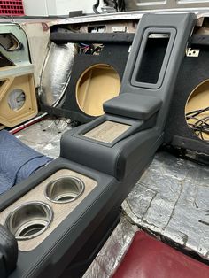 there are two speakers in the back of a car