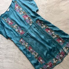 Excellent Used Condition. Malika Dress By Sundance In Jewel-Tone Blue With Purple, Pink, Cream And Green Detailing. Elevated Bohemian Aesthetic, A Versatile Piece That Can Be Dressed Up With Heels For The Office Or Worn Casually With Sandals On Vacation. Lightweight, Pull-On Shift Dress With Round Neckline And Short Dolman Sleeves. Silky Crinkle Cupro Fabric With Panels Of Embroidered Flowers, Dark Tonal Vine Embroidery And Crochet Lace Trims, See Video. Made In India. Size Xl, See Photos For Measurements. Flowy Blue Dresses With Floral Embroidery, Summer Blue Embroidered Floral Print Dress, Blue Floral Print Embroidered Summer Dress, Blue Bohemian Embroidered Dress For Spring, Flowy Rayon Dress With Floral Embroidery, Purple Embroidered Bohemian Dress, Blue Floral Embroidered Tunic Dress, Blue Bohemian Viscose Dress, Bohemian Tunic Dress In Viscose