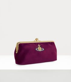 Our Double Frame Chain purse features a vintage-inspired silhouette with a kiss-lock closure, reminiscent of early 20th-century coin purses. The double compartment design is finished in soft cotton velvet, inspired by the opulent 19th-century furniture that shapes this season's collection. An embroidered orb on the front panel reflects Vivienne's vision of bringing tradition into the future. Black Vivienne Westwood, Frame Purse, Double Frame, Chain Purse, Century Furniture, Socks And Tights, Knitwear Tops, Coin Purses, Watch Gifts