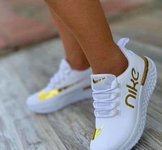 White And Gold Sneakers, Nike Shoes Women Fashion, Tennis Shoes Outfit, White Nike Shoes, Jordan Shoes Girls, Custom Nike Shoes, Sneakers Fashion Outfits, Shoes Sneakers Jordans, Gold Sneakers