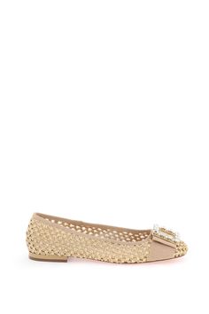 These Tres Vivier ballerina flats are made of raffia with a grosgrain insert on the toe, embellished with the iconic Strass buckle. The lining is in mesh, while the insole features a laminated Roger Vivier signature. The sole is made of leather with a rubber heel. Soft Ball, Roger Vivier, Leather Cap, Goat Leather, Scarf Jewelry, Ballerina Flats, Beach Tote Bags, Rubber Heels, Small Leather Goods