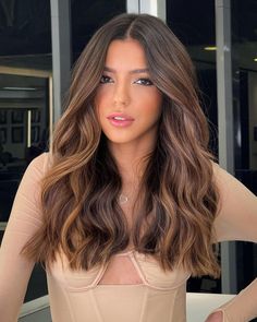 Brunette Balayage Hair For Fair Skin, Almond Brunette Hair, Brunette Bolyoge, Brunette Summer Hair Color 2020, Fallayage Brunette, Balayage 2023 Trends, Brunnete Hair Highlight, How To Style Brown Top, Warm Tone Brunette Balayage