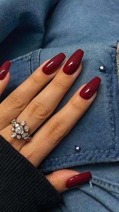 Shades Of Burgundy Nails, Simple Nails Gels, Halloween Nails One Color, Red Nails Style, Simple Nails Burgundy, Black And Crimson Nails, Rounded Nails Fall, Almond Nail Fall Colors, Dark Scarlet Nails