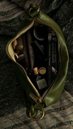 Mom Purse Aesthetic, Bag Asthetic Picture, Dark Green Purse Outfit, Elegant Green Aesthetic, What's In My Purse Aesthetic, Messy Bag Aesthetic, Green Purse Aesthetic, In My Purse Aesthetic, Purse Essentials Aesthetic