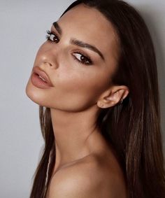 Emily Ratajkowski Makeup, Brown Makeup Looks, Natural Smokey Eye, Smokey Eye For Brown Eyes, Brown Eyeliner, Brown Hair Brown Eyes