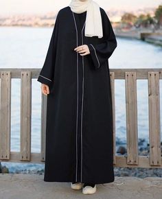 Simple Naqab Designs, Burka Designs Latest, Simple Naqab Design Black, Abaya Ideas Simple, Borkha Design Black Simple, Nakab Design New Black, Abaya Designs In Black, Simple Burkha Designs For College, Nakab Muslim Design Simple