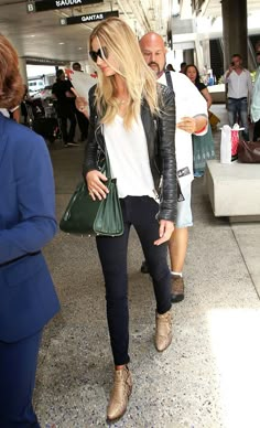 Airport Look: Rosie Huntington-Whiteley | Leather Jacket   Boots Black And White Outfits, Rosie Huntington Whiteley Style, Flight Outfit, Urban Jeans, Models Style, Chic Chic, Rosie Huntington, Moda Jeans, Huntington Whiteley