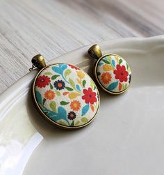 Floral Fabric Pendant Colorful Retro Necklace Boho Chic - Etsy Retro Multicolor Flower Jewelry, Fabric Necklaces, Retro Necklace, Fabric Pendant, Groovy 70s, Cute Gifts For Her, Fabric Necklace, 70s Style, Necklace Boho