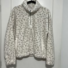 Abercrombie Polar Fleece Half-Zip Sweatshirt White Leopard Print Large New With Tags White Fleece Half-zip Top, White Half-zip Winter Top, Cozy White Half-zip Sweatshirt, Cozy White Half-zip Outerwear, White Leopard Print, Sweatshirt White, Half Zip Sweatshirt, White Leopard, Polar Fleece