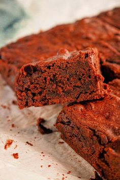 How to make black bean brownies with mix recipe is here. 2 ingredient healthy canned black bean and boxed brownie mix baked together. Everything Bars, Paleo Chocolate Recipes, Chocolate Bon Bons, Easy Microwave Recipes, Beef Recipe Instant Pot, Brownies And Cookies, Dessert Recipes Cookies, Recipes Brownies