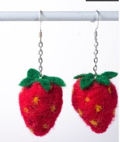 Keep it berry cute with these needle felted strawberry earrings! Very lightweight. Diy Strawberry Earrings, Needle Felted Earrings, Felted Mushroom Earrings, Needle Felt Earrings, Strawberry Needle Felting, Felted Strawberry, Strawberry Clip On Earrings, Felted Earrings, Strawberry Earrings