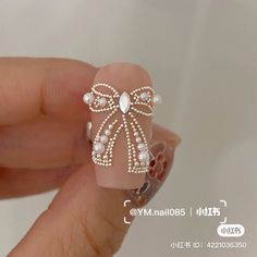 Nail Art With Diamonds, Nail Trends Winter, Nail Art Design 2023, Diy Rhinestone Nails, Nail Noel, Diamond Nail Designs, Nail Art Noel, Bling Nail Art, Diamond Nail Art