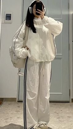 Trendy Tracksuit Outfits, Chinese Baggy Outfits, Oversized Tracksuit Outfit, Baggy Tracksuit Outfit, White Tracksuit Outfit, Adidas Outfit Aesthetic, Adidas Tracksuit Outfit, Korean Tracksuit, Douyin Clothes