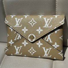 Always Guaranteed 100% Authentic. Louis Vuitton Monogram Kirigami Mm Cream & White Monogram, Great Size To Use As A Wallet Or Small Clutch For An Evening Out Very Good Used Condition Luxury Beige Envelope Clutch, Designer Beige Envelope Bag, Designer White Envelope Bag, Luxury White Bag With Monogram Print, Bags Louis Vuitton, Small Clutch, Kirigami, Louis Vuitton Bags, Authentic Louis Vuitton