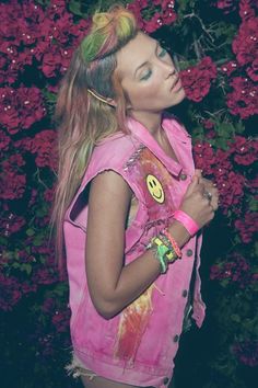 rave gal Pink Doc Martens, Denim Vests, Winter Hairstyles, 80s Fashion, Pastel Goth, Grunge Fashion, Miami Beach, Festival Fashion, Neon Pink