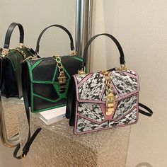 This Sabrina alligator print handbag is crafted from quality materials and features a sleek and stylish design. Its interior is designed with plenty of pockets and compartments for your essentials, making it a practical and fashionable choice. Size: 21x24x19cm Chain Decorations, Alligator Print, Bag Fabric, Printed Handbags, Patchwork Fabric, Chain Bag, Sewing Thread, Chain Bags, Printed Leather