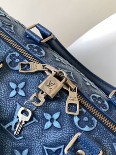 Keepall Bandoulière 50 travel bag is one of Louis Vuitton’s classic holiday designs. This time it uses embossing and printing techniques to paint a faded Monogram pattern on the leather surface. Denim textured-leather outlines the side bands, top handle, and nameplate for a restrained look. Dimensions 50 x 29 x 23 cm (length x height x width) Blue Everyday Bag With Lock, Designer Embossed Travel Bags, Luxury Embossed Travel Bags, Louis Vuitton Yayoi Kusama, Louis Vuitton Capucines, Denim Texture, Large Cosmetic Bag, Lv Purse, Lv Shoes