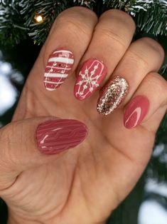 "Mauve pink sweater design, snowflake and gold glitter press on nails. Perfect for the holidays.  Design is shown on \"Medium Oval Almond\".  *Colors and finishes are able to be customized on any of our nail sets.* *Please note that design may differ slightly due to nail shape and size chosen for the design.* Each set of nails is meticulously hand painted and my heart gets put into each set I make. I strive to create a gorgeous set of nails that you will love! When applied correctly our nails ar Pink Sweater Nails, Christmas Nails Diy, Nails Holiday, Christmas Nails Easy, Sweater Nails, Christmas Nail Art Designs, Nails Christmas, Thanksgiving Nails, Nail Swag