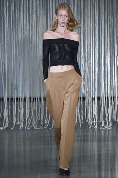 Barbara Casasola Spring 2016 Ready-to-Wear Fashion Show London Spring Fashion, Award Dresses, Barbara Casasola, Knitwear Details, Black Off Shoulder Top, 2016 Ready To Wear, 2016 Runway, London Spring, Summer 16