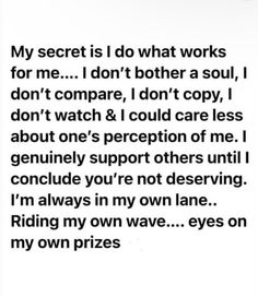 a poem written in black and white with the words'my secret is do what works for