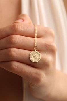 14k Твердое золото Рука Мать и Ребенок Ожерелье Мать с - Etsy Армения Handmade Round Charm Necklaces For Birthday, Mother With Baby, Men's Necklaces, Minimalist Jewellery, Pretty Jewelry Necklaces, Mother Child, Hand Necklace, Pretty Jewelry, Kids Hands