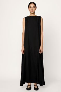 Elevate your style with this refined and minimalistic sleeveless maxi dress, crafted from luxurious Japanese moss crepe. Its flattering curved waist seam transitions into an elegant A-line skirt, creating a graceful silhouette. The double-layered bodice and side seam pockets make this dress a timeless and functional addition to your wardrobe. Made with 100% Japanese Moss Crepe Lined with organic cotton Handmade in IndiaMachine wash cold, lay flat to dry, warm iron as needed. Honoring Earth + Mak Maxi Dress With Flats, Dress With Flats, Sustainable Knitwear, Maxi Shift Dress, Midi Shift Dress, Organic Linens, Sleeveless Maxi Dress, Black Midi Dress, Black Maxi Dress