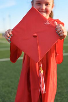 Outdoor Kindergarten Graduation Pictures, Pre K Graduation Pictures Boy, Kindergarten Cap And Gown Picture Ideas, Daycare Graduation Pictures, Kindergarten Senior Pictures