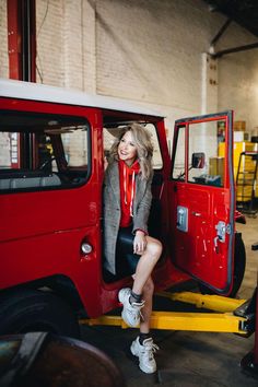 Love is in the air, yall. Whether you celebrate Valentine’s Day or Galentine’s Day, it IS a great excuse to get dressed up and share the love. I love all things fashion forward, leather, and standing out from the crowd. Try pairing a red hoodie with a long plaid blazer, biker shorts, and the oh so on trend dad sneakers for a look that will separate you from the crowd Tap to read the blog with more outfit inspo for every woman this Valentine's Day. Blogger Outfit Inspiration, Counting Macros, Exercise Program, Progress Pictures