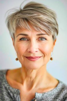 The tousled side-swept pixie cut has an asymmetrical style that brings attention to the eyes. This feathered pixie cut is particularly flattering for heart-shaped and oval faces. Click here to see more stunning pixie haircuts for women over 60. 90s Pixie, Bun High, Pixie Haircuts For Women, Shaggy Pixie, Ideas Haircut, Asymmetrical Style