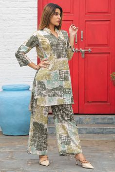 Upgrade your casual wardrobe with this abstract floral Cotton Fabric Casual Wear Co-Ord Set. This lively two-piece offers an array of summer hues on breathable cotton fabric to enhance your daily comfort. With a straight fit, 36-inch length and 3/4 sleeve, this unique design radiates chic simplicity. Best for festive events, parties, or regular wear. Package includes 1 top and 1 bottom. Co Ords Outfits Indian, Cotton Dress Pattern, Designer Kurti Patterns, Gaun Fashion, Simple Kurti Designs, Cotton Kurti Designs