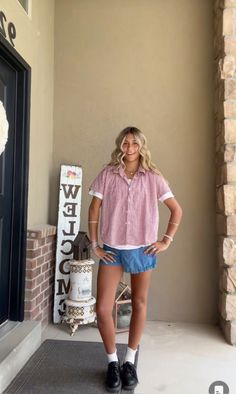 summer fashion, casual summer outfit Short Overalls Aesthetic, Utah Fashion Summer, Casual Outfits Photoshoot Photo Ideas, Bigger Chest Outfit Ideas, Outfits With Long Jean Shorts, Layering In Summer Outfits, Oversized Shirt With Long Sleeve Under, Summer Outfits 2025 Trends, Colorful Beachy Outfits