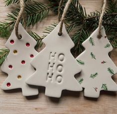 #ChallengeFestività Christmas Tree Ceramic Ornament, Paperclay Christmas Ornaments, Air Dry Clay Christmas Decorations Kids, Xmas Clay Ornaments, Clay Christmas Gift Ideas, Christmas Tree Ceramic Decoration, Clay Christmas Tags, Christmas Ornaments Clay Diy, Christmas Airdry Clay Ornaments