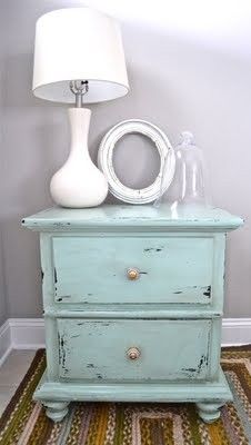 a blue dresser with two white vases on top of it and the caption reads, this past weekend i painted a cute little night stand that had been sitting around