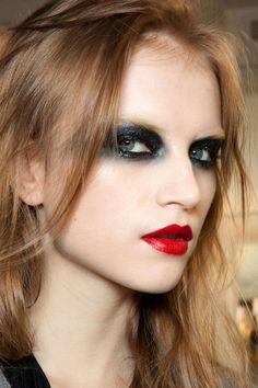 Pat McGrath Greatest Runway Hits - Makeup Artist Pat McGrath Best Looks Makeup Looks Runway, Red Lip Makeup Looks, Lip Makeup Looks, 2010 Makeup, Dark Eyeliner, Catwalk Makeup, Pat Mcgrath Makeup, Fashion Catwalk, Runway Beauty