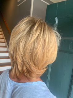 Feathered Hairstyles Medium Over 50, Feathered Hairstyles Medium, Layered Medium Haircuts, Pretty Blonde Hair, Blonde Layered Hair, Medium Haircuts, Shaggy Short Hair, Easy Hair Cuts