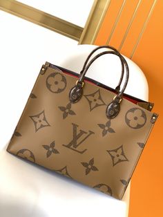 The new version of the Onthego handbag is eye-catching and charming against the backdrop of Monogram Giant canvas. The sides and handles are embellished with Monogram Reverse patterns, and the changes in color and texture can be seen in similar fashion. The large-sized configuration contains ample capacity, with shoulder straps and Toron handles, so you can start your daily life as you like. detailed features Size: 41 x 34.0 x 19.0 cm (length x height x width) Monogram and Monogram Reverse coate Giant Canvas, Louis Vuitton Yayoi Kusama, Louis Vuitton Onthego, Louis Vuitton Capucines, Large Cosmetic Bag, Large Handbag, Lv Purse, Lv Shoes, Medium Handbags