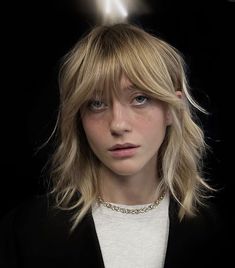 The sides of a haircut known as a wolf cut are shorter and thinner, and the bangs are shaggy and sloppy. It highlights the rugged roughness and face-framing layers. Haircut 2024, Edgy Haircuts, Long Hair On Top, How To Cut Bangs, Wolf Cut, Edgy Hair, Care Hair